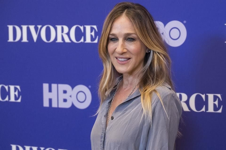 Sarah Jessica Parker fue demandada por la empresa Kat Florence Design de presuntamente no haber devuelto unas joyas que le prestaron con valor cercano a los 150 mil dólares.
