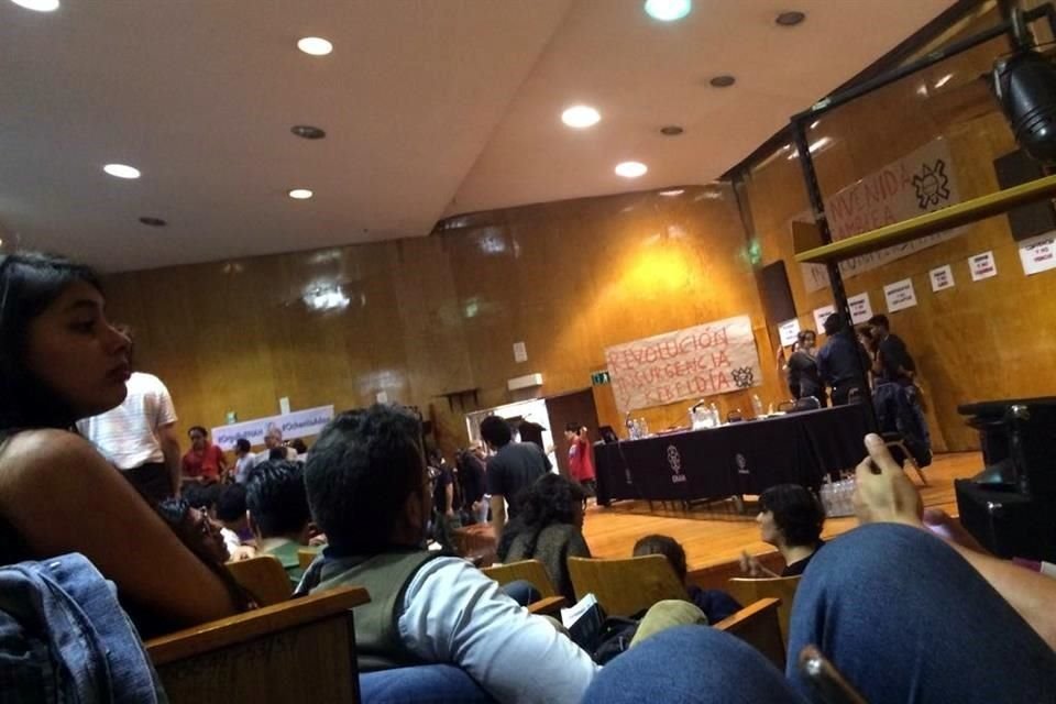 Las distintas escuelas ya se encuentran en asamblea dentro del Auditorio de la ENAH.