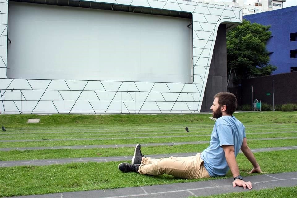 La Cineteca Nacional es otro de los lugares sureños que frecuenta, lo mismo disfruta una proyección en sala que al aire libre.