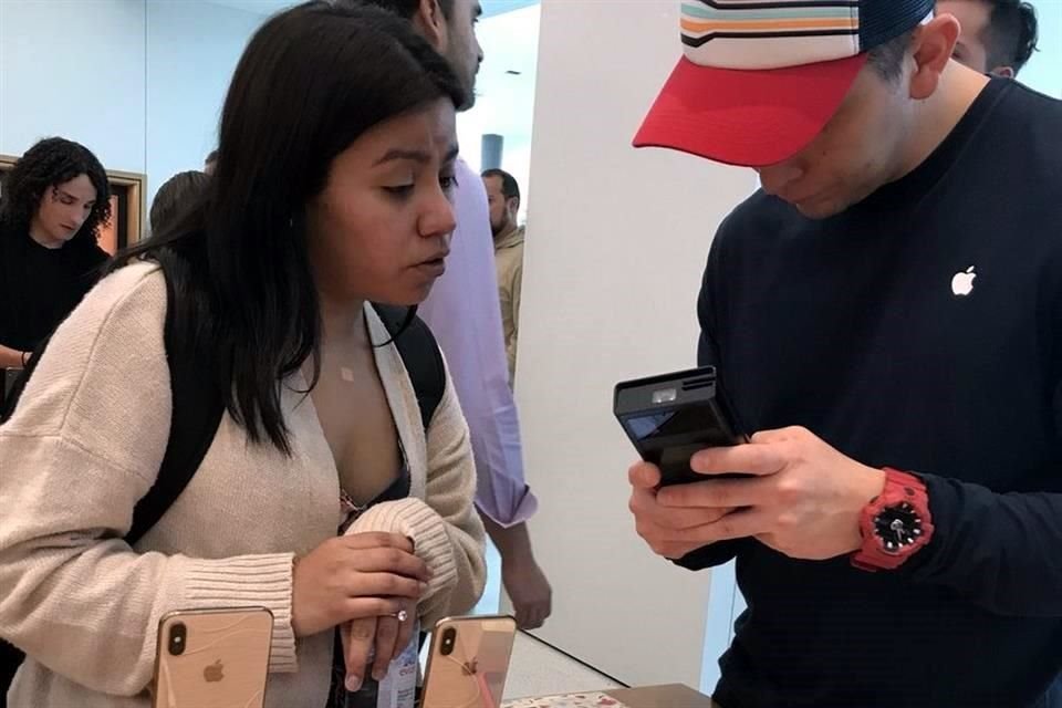 Al menos 100 personas apartaron su iPhone durante la fase de preventa.