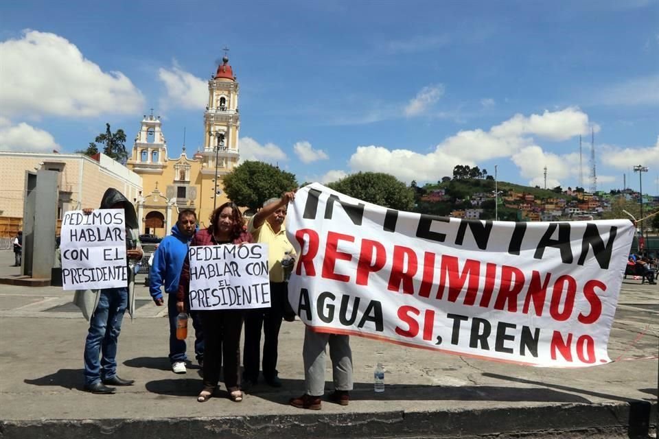 En la manifestación estuvieron un grupo de 7 personas afuera de Palacio de Gobierno, mientras Alfredo Del Mazo rendía su Informe.