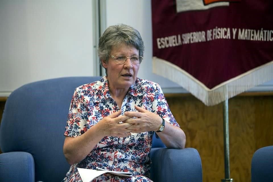 Jocelyn Bell es una astrofísica que descubrió la primera radioseñal de un púlsar junto a su tutor de tesis, Antony Hewish.