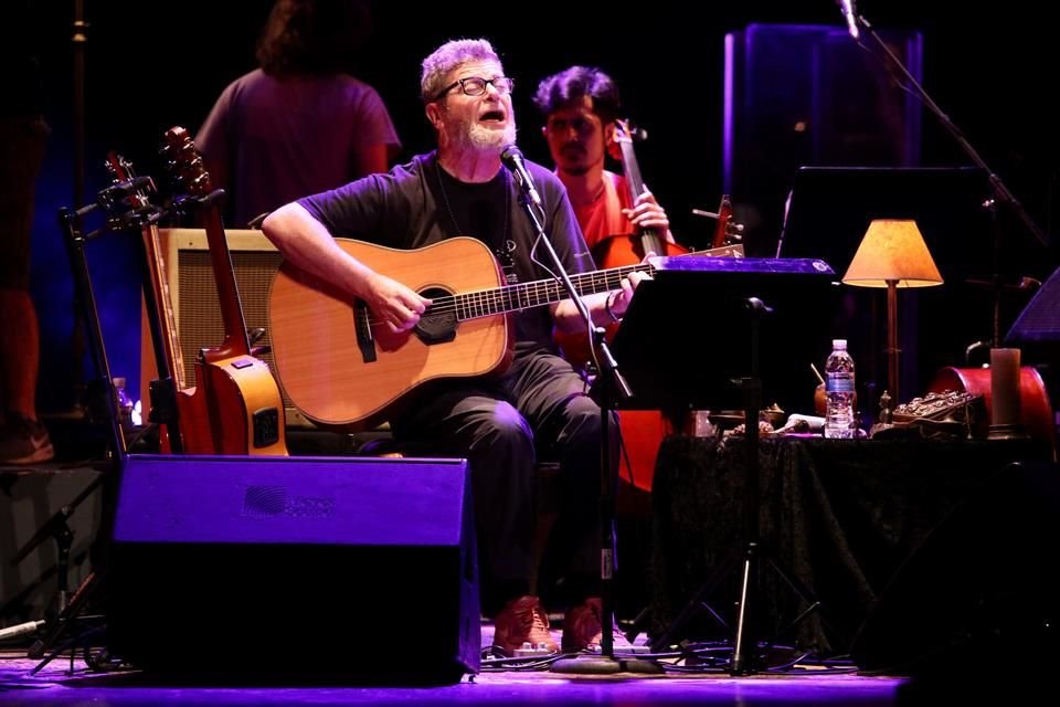 Gustavo Santaolalla repasó durante casi hora y media los temas que ofreció por la noche.