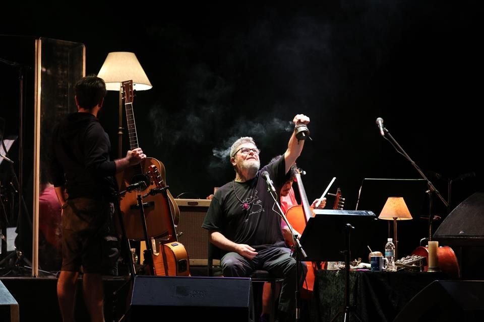 Gustavo Santaolalla repasó durante casi hora y media los temas que ofreció por la noche.