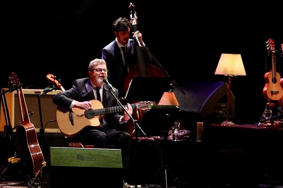 Santaolalla interpretó en el concierto su carreta con temas fílmicos y música para juegos.