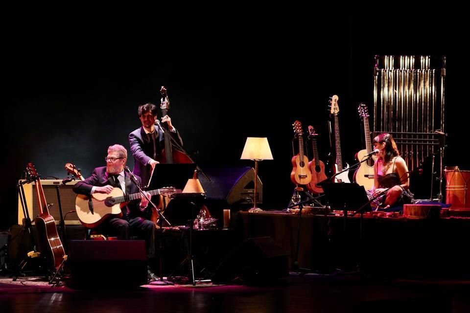 Santaolalla interpretó en el concierto su carreta con temas fílmicos y música para juegos.