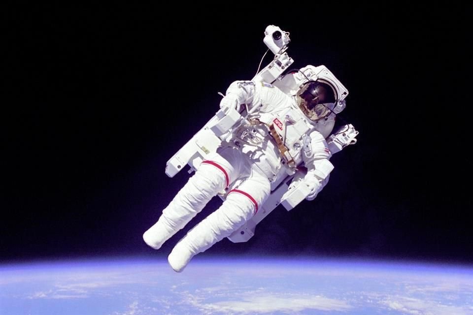 En la imagen, de 1984, el especialista en misiones Bruce McCandless II se aventuró más lejos de los confines y la seguridad de su nave que cualquier otro astronauta anterior.