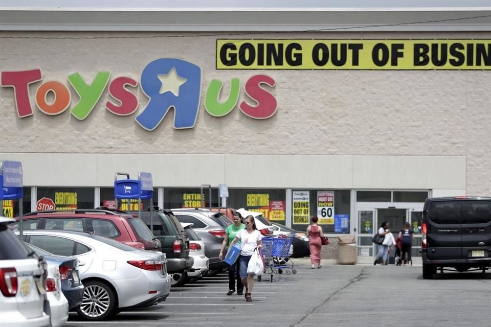 Toys 'R' Us ha vendido la totalidad de sus tiendas y centros de distribución, y parte de su espacio minorista más valioso ha pasado a manos de otro grupo de acreedores. 