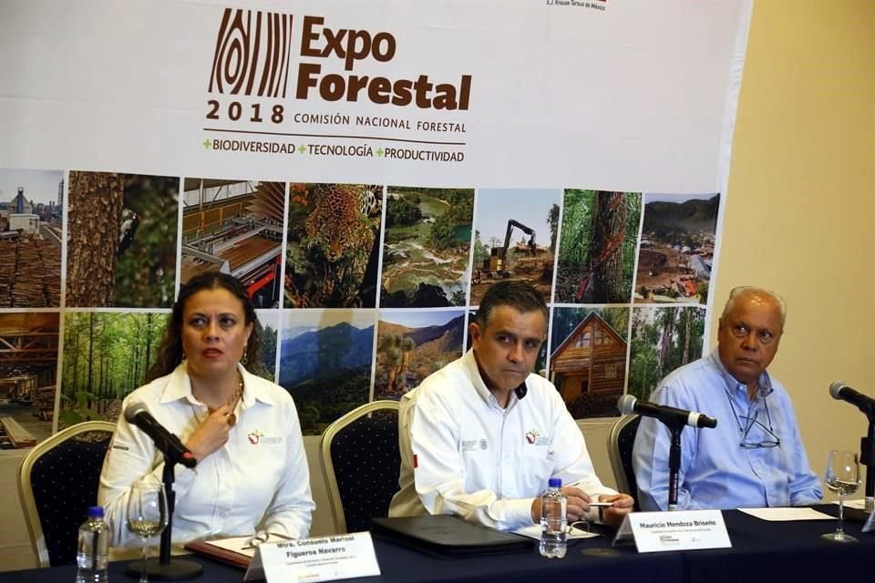 (Izq. a der.) Consuelo Figueroa, coordinadora de Eduacion y Desarrollo Tecnológico de la Conafor; Mauricio Mendoza, coordinador de asesores, y Javier Magaña, gerente de Grupo Masvi.