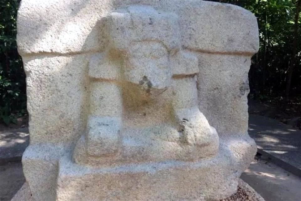 Los extranjeros salpicaron con pequeñas gotas de aceite de la marca Johnson el patrimonio que se encuentra en exhibición en el parque museo.