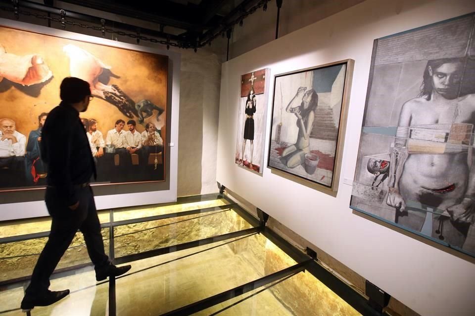 La exposición presenta 50 piezas, abarcando tres décadas de producción.
