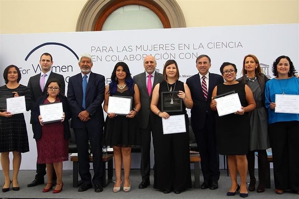 Las ganadoras fueron reconocidas en una ceremonia en el Alcázar del Castillo de Chapultepec con autoridades de la UNESCO, Conacyt, AMC y L'oreal.