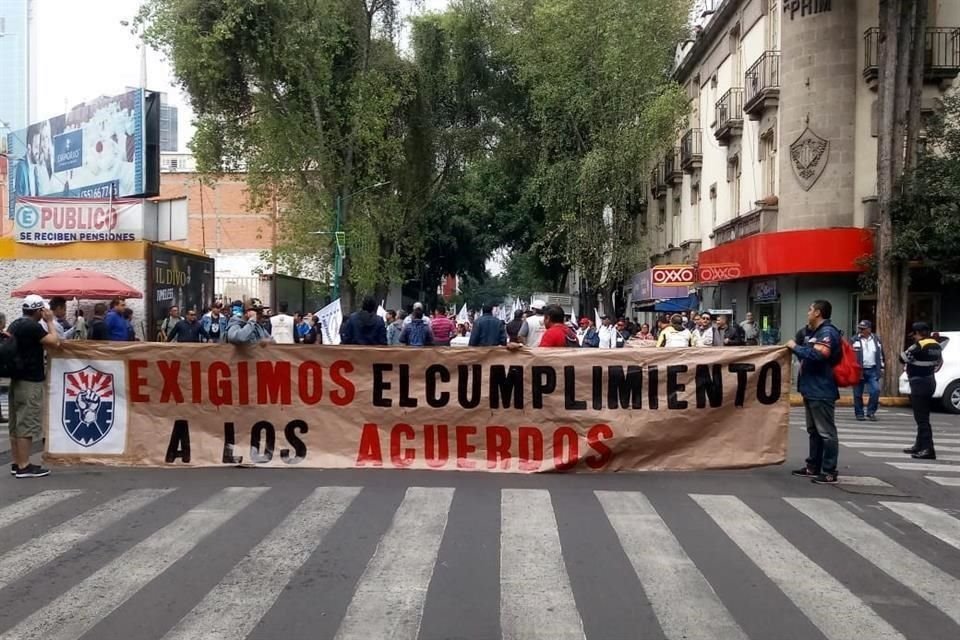 Por diversas marchas, la Avenida Emiliano Zapata, entre Avenida Congreso de la Unión y la Avenida Ingeniero Eduardo Molina, permanecen cerradas a la circulación..