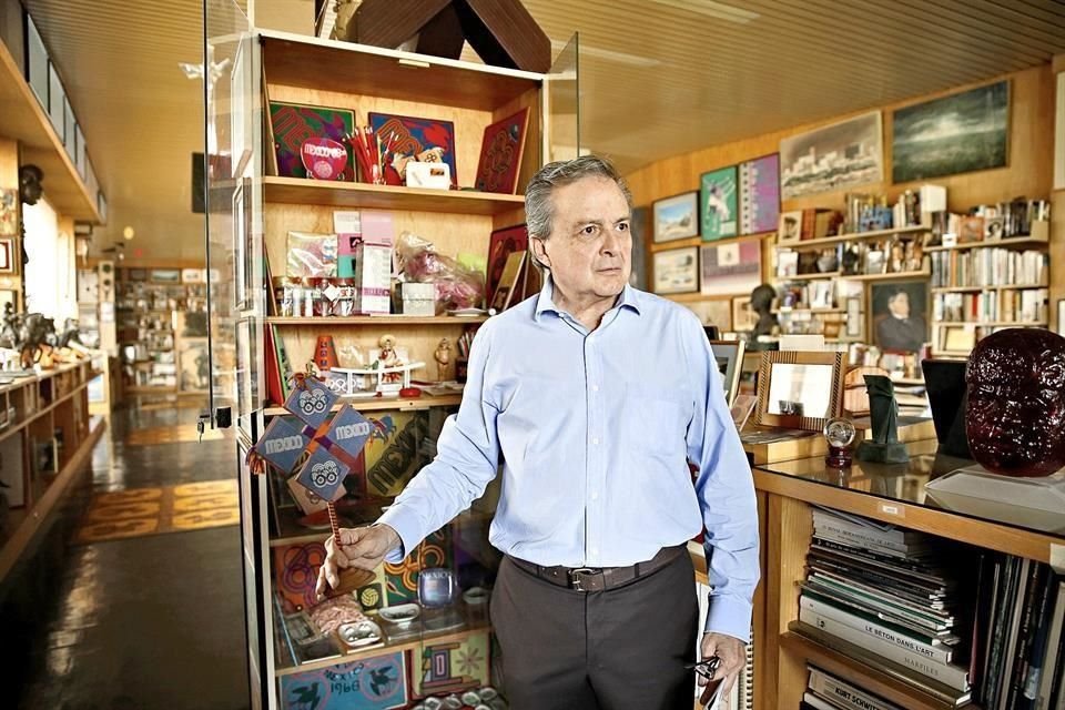 Javier Ramírez Cmpuzano resguarda el archivo de su padre, Pedro Ramírez Vázquez, arquitecto y presidente del comité organizador de los Juegos Olímpicos de México 68.