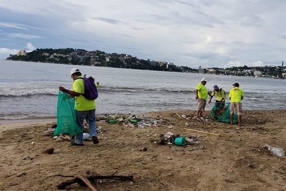 En Acapulco se recolectaron más de 30 toneladas de basura, entre botes de plástico y lirio acuático arrastrados por las fuertes lluvias registradas en este puerto.