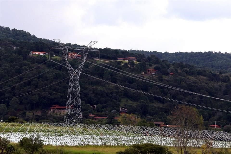 Propietarios de inmuebles con vista al Valle de la Presa, en Tapalpa, temen que pongan más invernaderos.