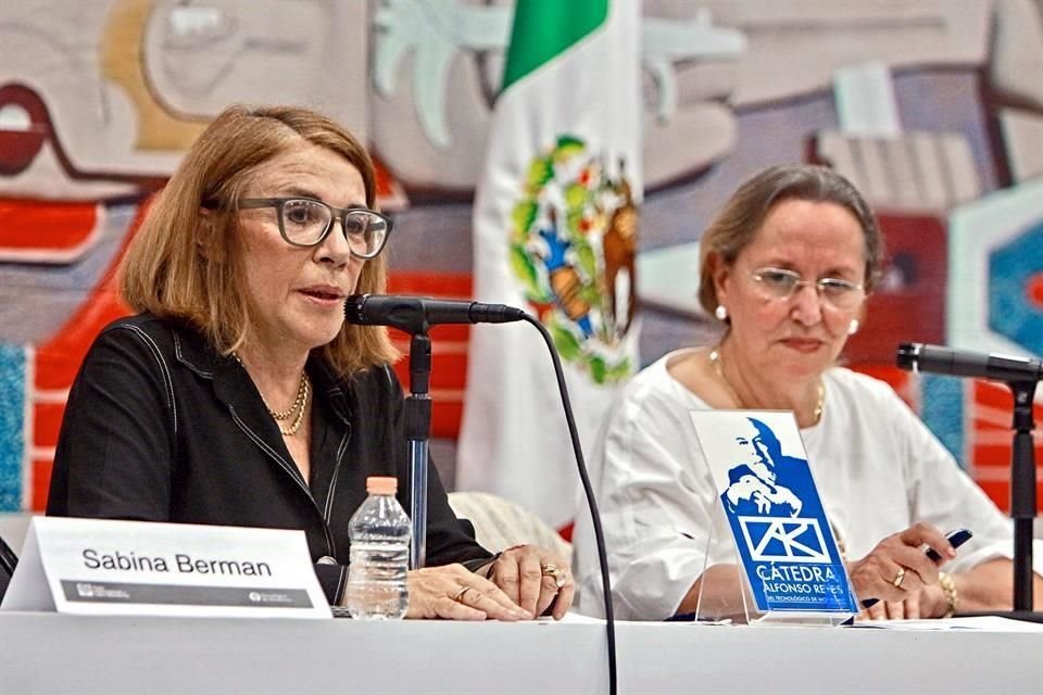 La mexicana Sabina Berman y la española Amelia Valcárcel participaron en 'Hablando del habla', en la FIL Monterrey.