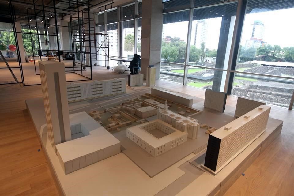 El museo incluye un maqueta a escala de la Plaza de las Tres Culturas que, a través de iPads, puede explorarse con realidad aumentada.