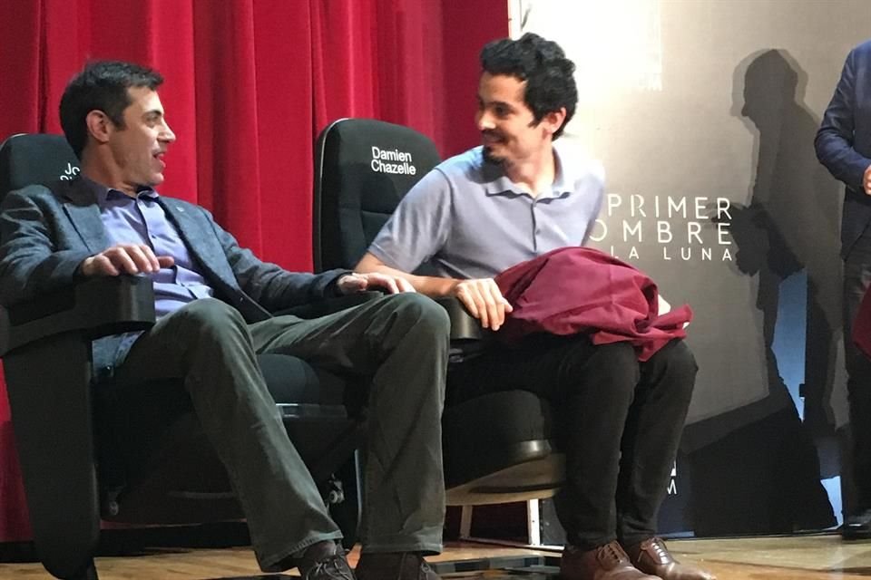 El cineasta Damien Chazelle y el guionista Josh Singer develaron los asientos con sus nombres, acto tradicional del Festival de Cine de Morelia.