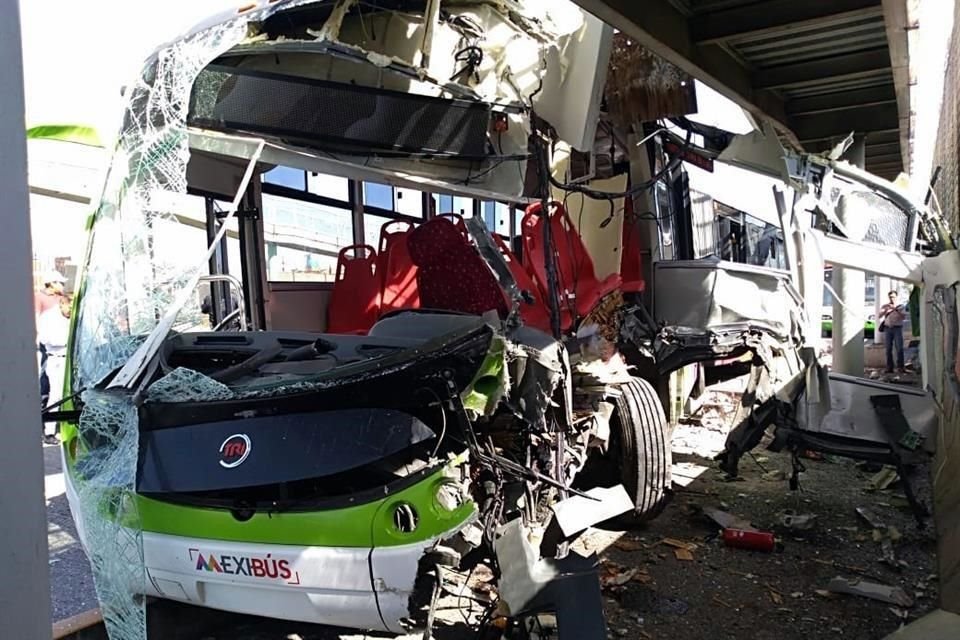 El choque de una unidad del Mexibús, de la Línea 1, contra la estructura de un puente peatonal dejó 22 personas lesionadas, en Ecatepec.