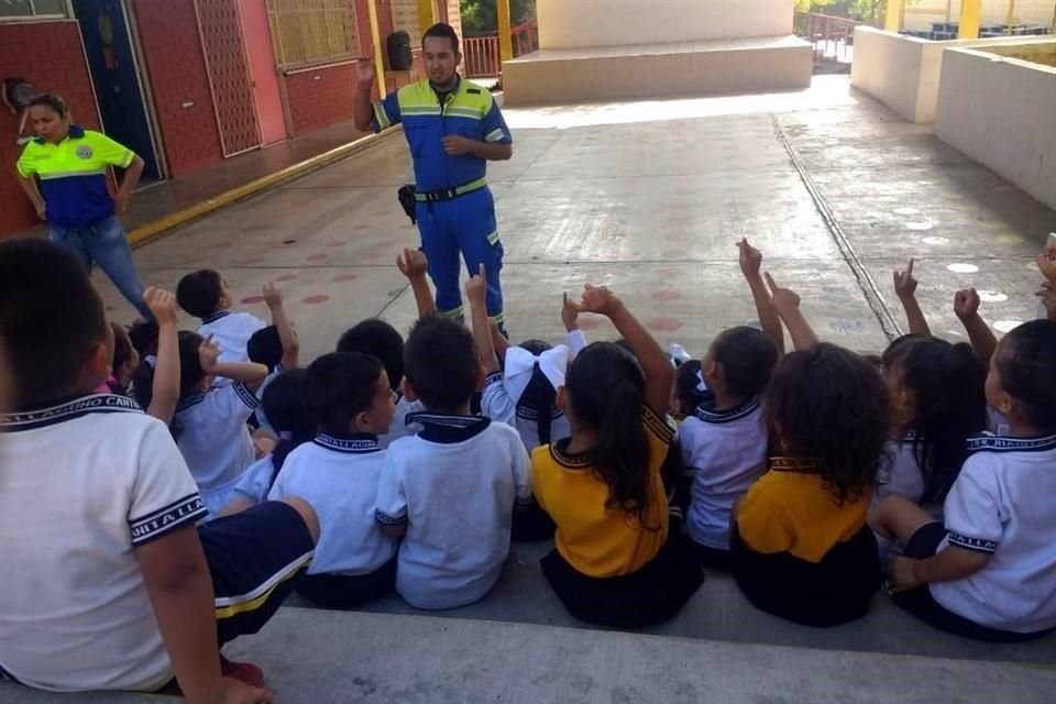 La estrategia en NL incluye capacitación a profesores, educación nutricional, fomento de la actividad física, apoyo psicosocial y atención, y prevención de problemas de salud de los alumnos.