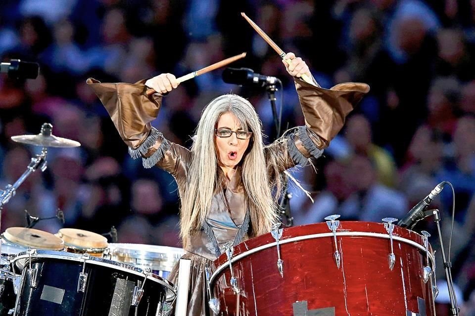 En la mayoría de sus conciertos está descalza para conectarse más con el sonido, y para lograr una mejor postura.