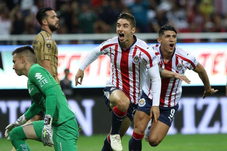 Los hinchas del equipo no pararon de gritar '¡Chivas! ¡Chivas!' en la alfombra roja.