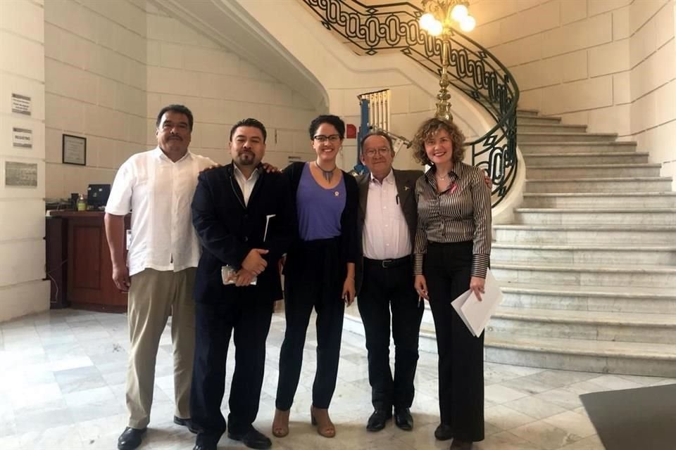 La diputada Gabriela Osorio subió acompañada por el muralista Ariosto Otero, miembro del grupo 'Iniciativa ciudadana. En Defensa del Patrimonio Artístico del Centro SCOP'.