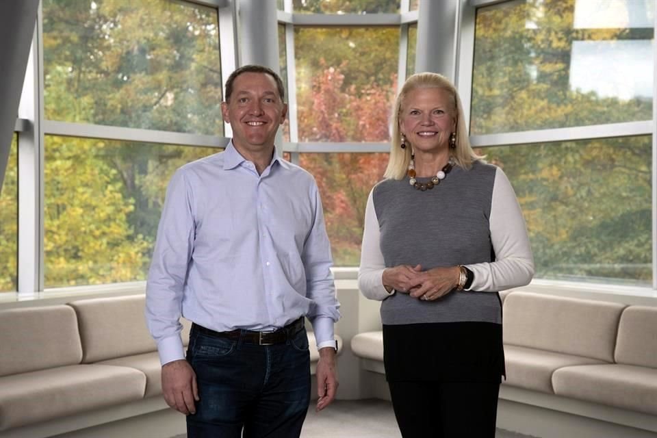 Virginia Rometty, CEO de IBM, junto a su homólogo de Red Hat, Jim Whitehurst.