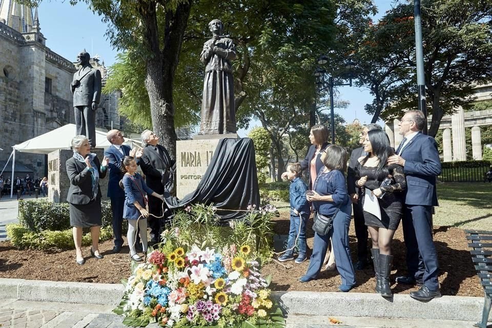 Para la realización de su escultura en bronce se eligió, a través de una convocatoria pública, al escultor José Carlos Hernández Martín del Campo, conocido como Carlos Terrés. 