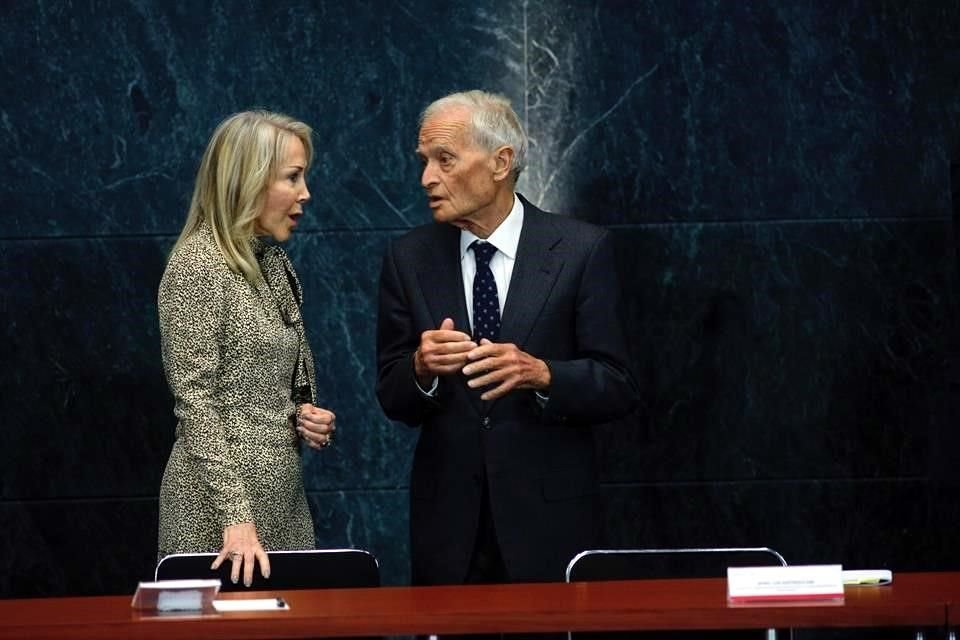 En una ceremonia en Los Pinos, el escritor Luis Goytisolo recibió el Premio Carlos Fuentes a la Creación Literaria en el Idioma Español. En la imagen aparece con Silvia Lemus, viuda de Fuentes.