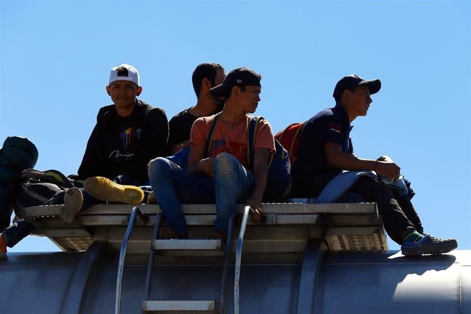 Los migrantes consiguieron aventón a la CDMX; algunos pasaron por la caseta de San Marcos, en Chalco, Estado de México.