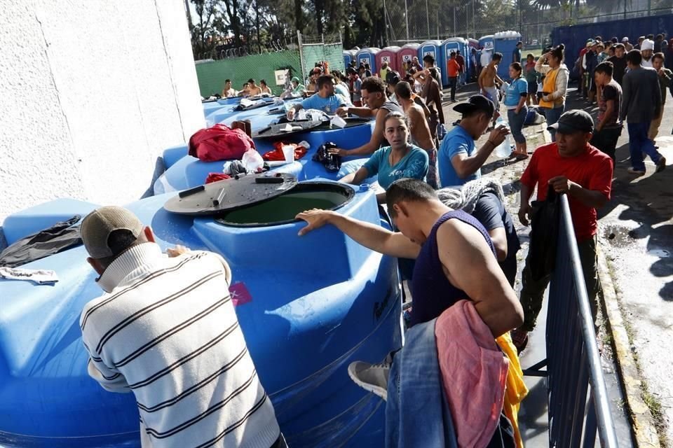 En Ciudad Deportiva, los migrantes recibieron comida y agua para asearse.