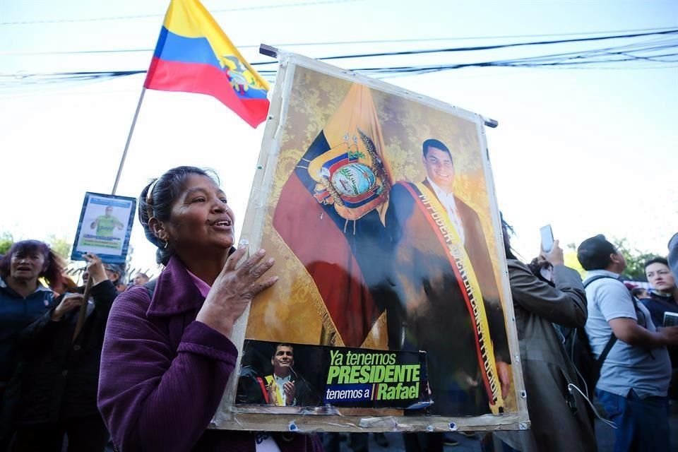 Simpatizantes del ex Presidente Rafael Correa y el ex vicepresidente Jorge Glas protestaron a las afueras de la Corte Nacional.