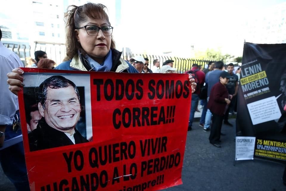 Simpatizantes de Rafael Correa protestaron afuera de la Corte mientras se llevaba a cabo la audiencia.