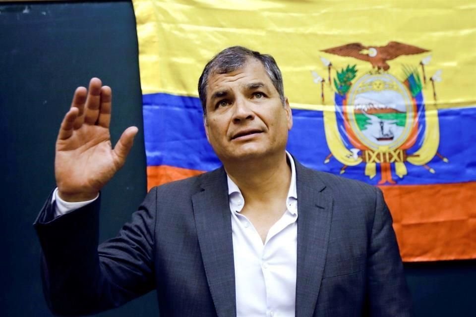 Fotografía de archivo fechada el 19 de junio de 2018, que muestra al expresidente de Ecuador Rafael Correa, mientras saluda a su llegada a la Universidad Complutense de Madrid (España)