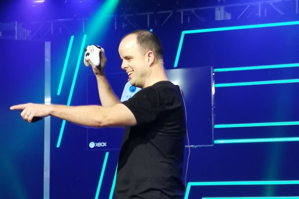 Mike Nichols, de Xbox, regaló durante Xbox Fan Fest 2018 uno de los 15 controles de edición limitada con decorado mexicano.