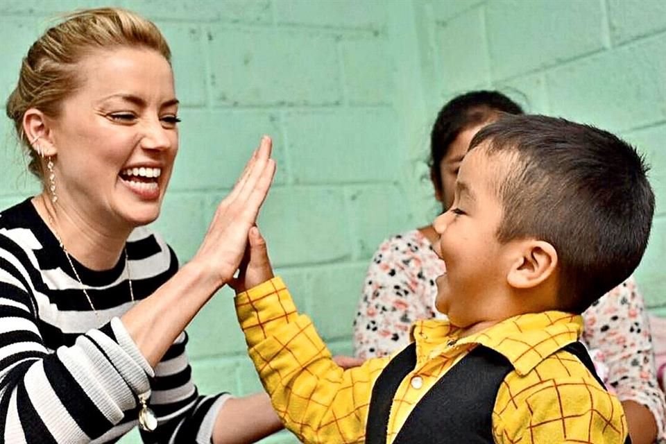 La actriz Amber Heard vino al País para apoyar cirugías gratuitas de niños con labio y paladar hendido.