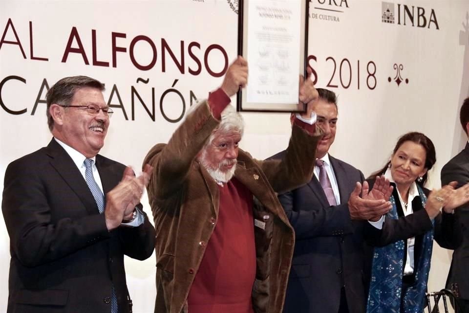 Castañón recibió el Premio Internacional Alfonso Reyes 2018 en el Palacio de Gobierno este lunes.