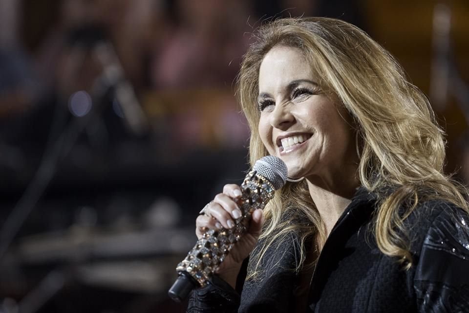 La línea de moda de Lucero tendrá ropa, calzado y accesorios; la cantante dijo que también espera lanzar un perfume.