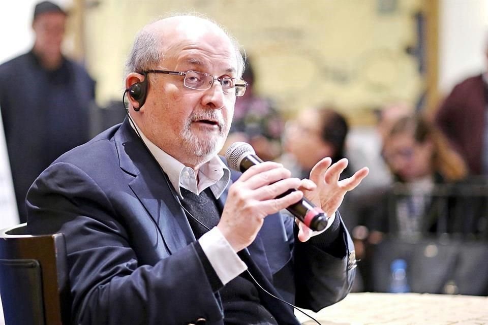 El escritor Salman Rushdie sostendrá una charla este jueves con Jorge F. Hernández en Monterrey.