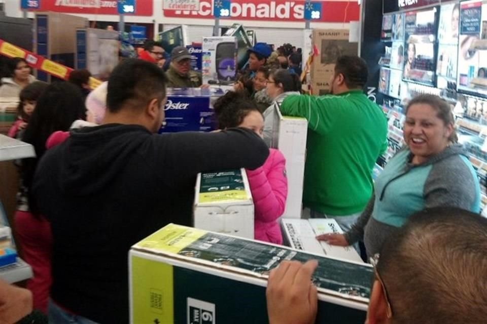 Walmart dijo que el número de transacciones en sus tiendas creció 2.1 por ciento en mayo.