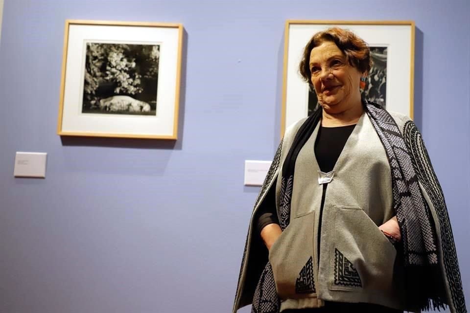 La fotógrafa Graciela Iturbide dijo sentirse asombrada de cómo la curaduría de la muestra 'Cuando habla la luz' ha logrado reflejar su espíritu.