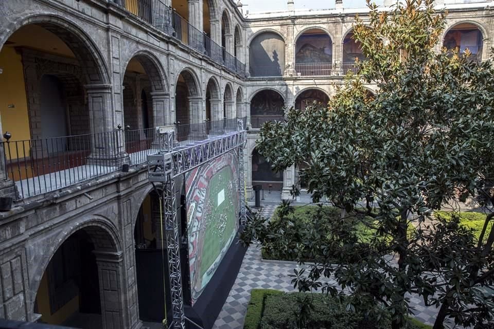 Se transmite en una pantalla de leds de 7 por 5 metros, que la dota de una monumentalidad acorde con la obra muralística de José Clemente Orozco.