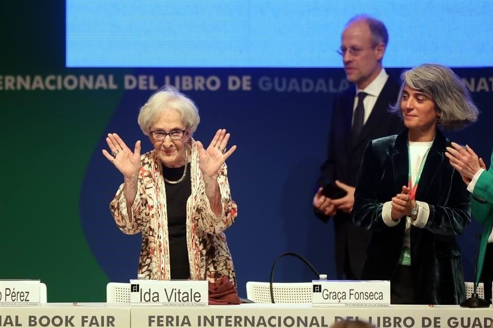 Con una larga ovación de más de 500 personas, la poeta uruguaya Ida Vitale, recibió el Premio FIL de Literatura en Lenguas Romances.