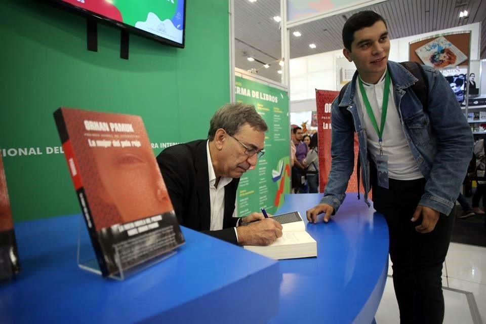 Orhan Pamuk acepta que su literatura se debe en gran medida al ejemplo latinoamericano.