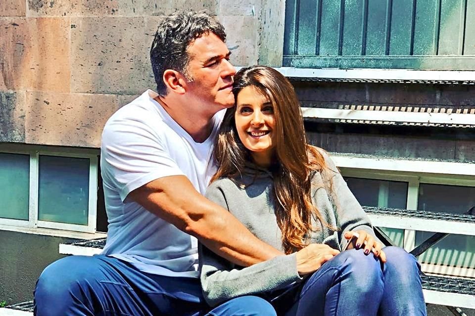 La pareja de actores lleva nueve años unida, su romance inició durante las grabaciones de la telenovela 'Yo amo a Juan Querendón', que hicieron juntos.