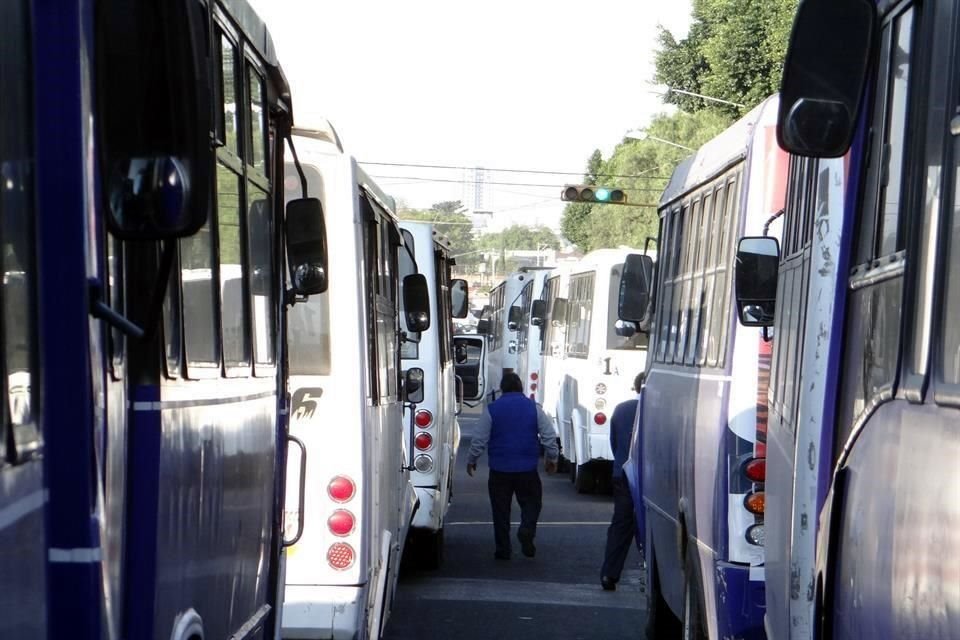 Los inconformes también bloquean al menos tres puntos de la ciudad.