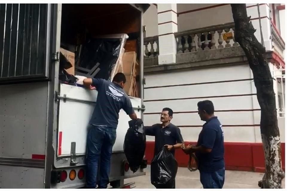 Trabajadores de una empresa de fletes cargaron en un camión muebles.