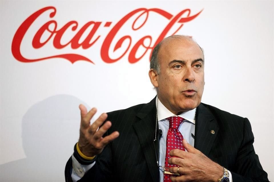 Muhtar Kent se retirará de la compañía en abril del próximo año.